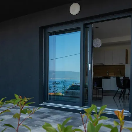 Beautiful Apartment In Komarna With Wifi *