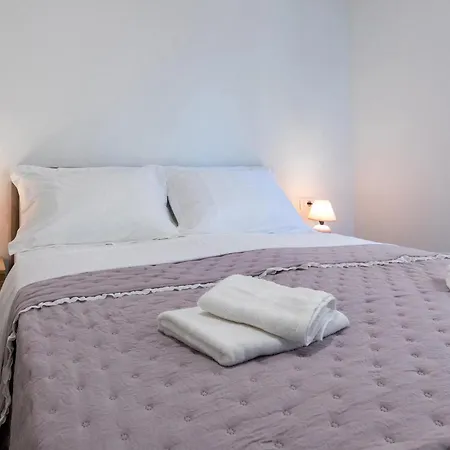 Beautiful Apartment In Komarna With Wifi *