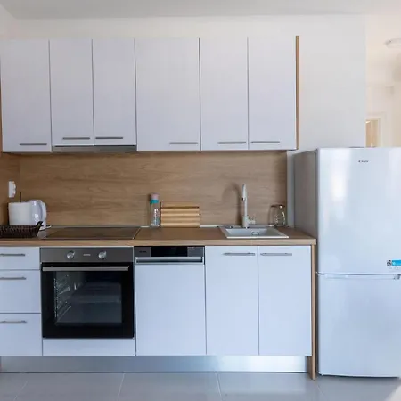 Beautiful Apartment In Komarna With Wifi شقة *